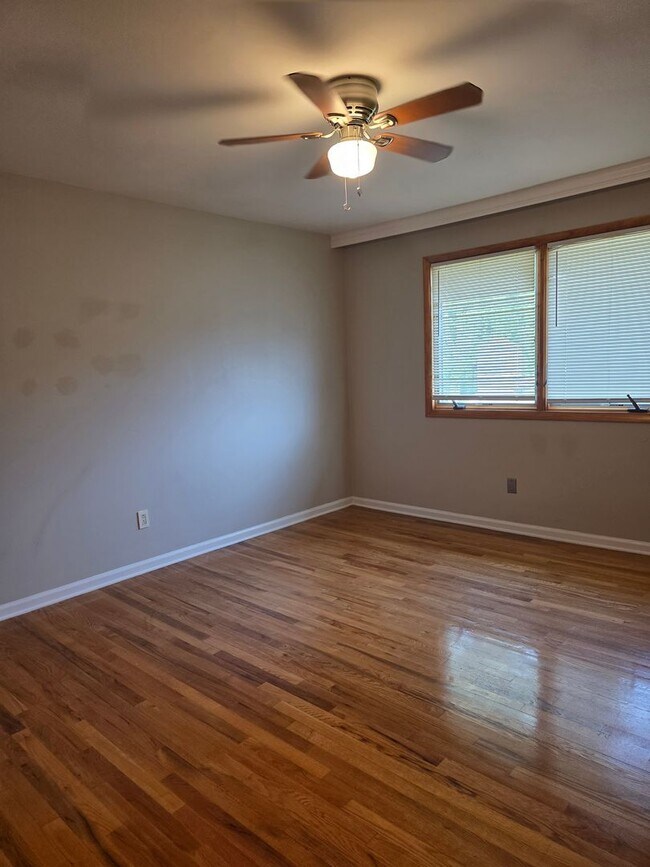 Building Photo - 812 Leeds Ln