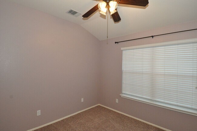 Building Photo - All appliances included! Gated lock and leave condo community in North Austin