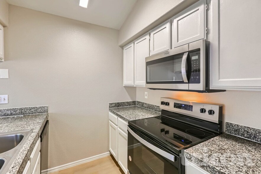 Building Photo - 7321 N 69th Ave