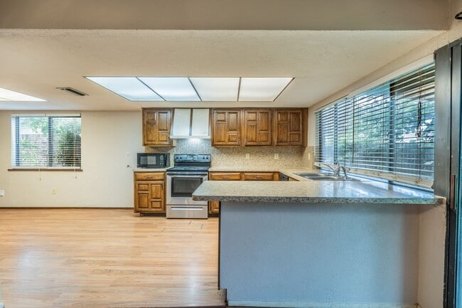 Building Photo - Move-In Ready 3-bed 2-bath!