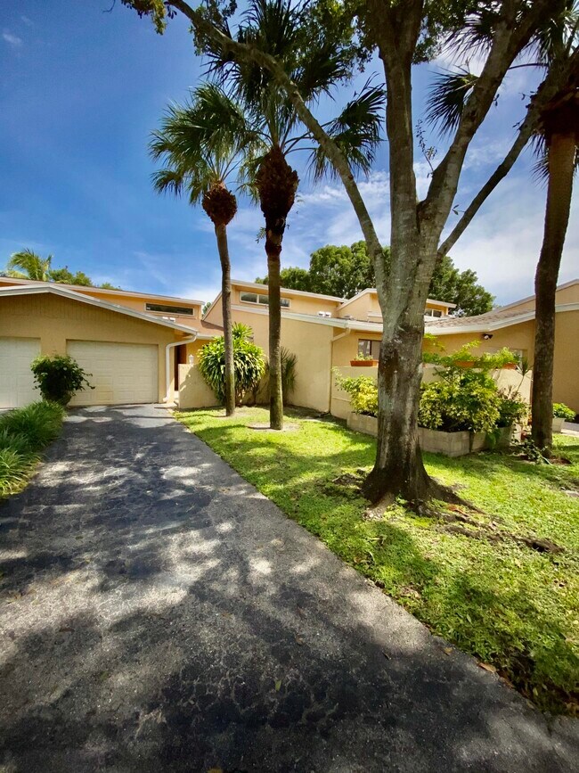 Building Photo - 6447 Parkview Dr