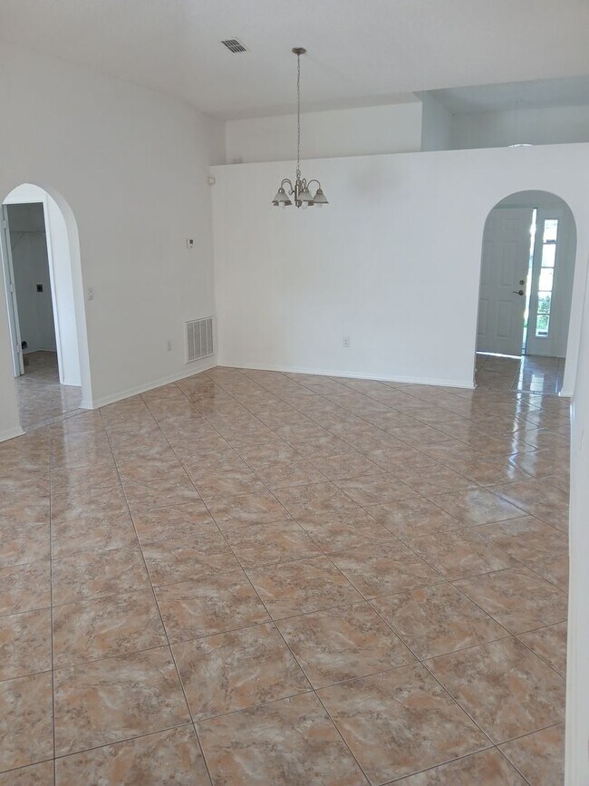 Building Photo - Recently renovated 4 Bedroom, 2 Bathroom, ...