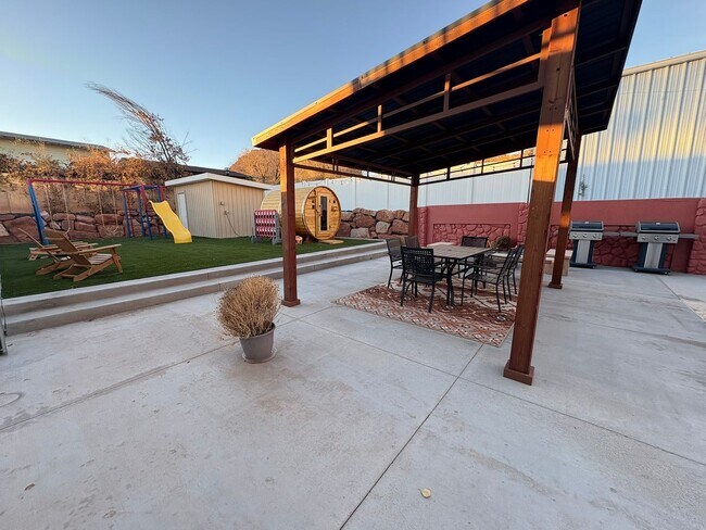 Building Photo - 380 Utah Ave