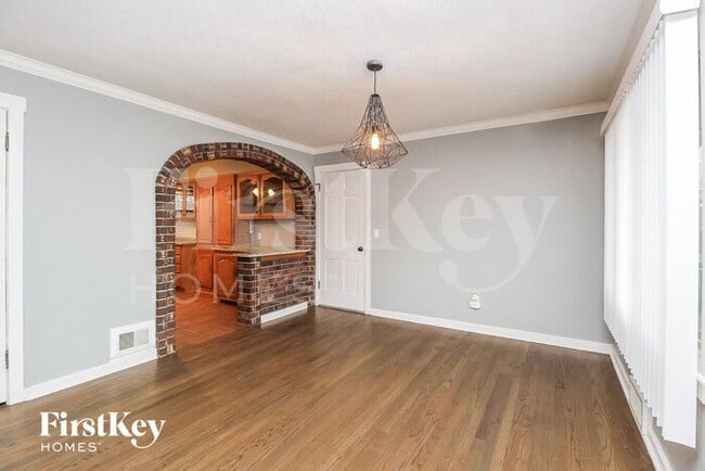 Building Photo - 705 NE Shady Ln Dr