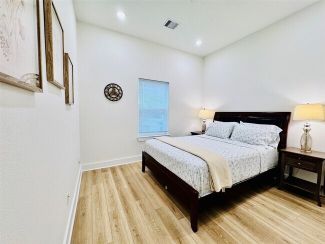 Building Photo - 225 Noras Ln