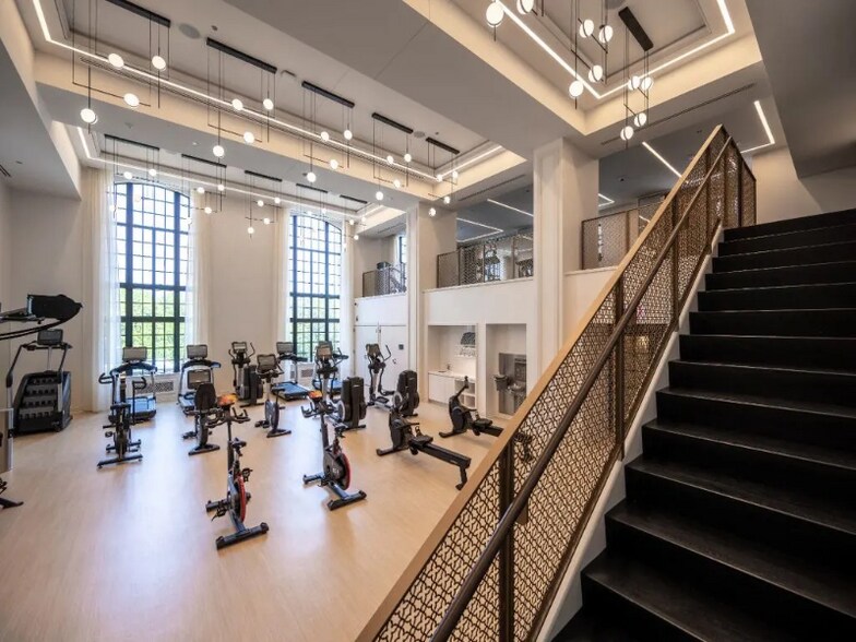 Building Photo - 2300 N Lincoln Park W