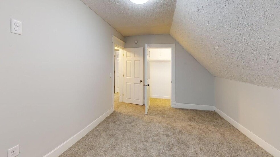 Building Photo - 1043 N Holmes Ave