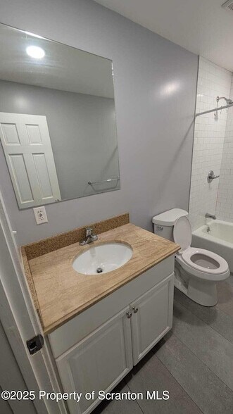 Building Photo - 124 Willow St