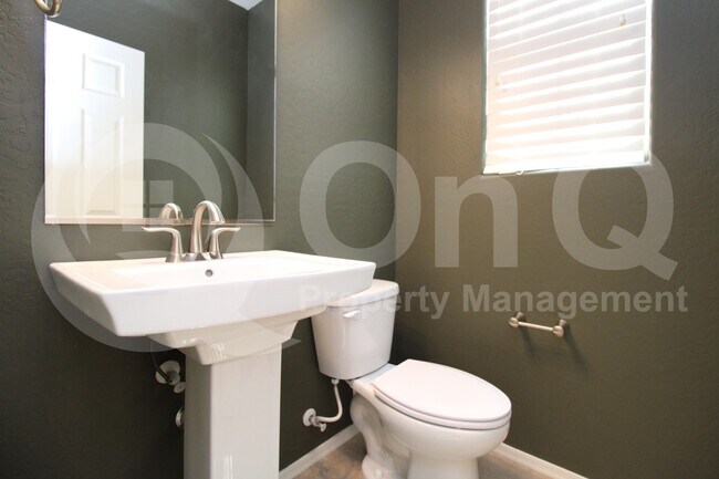 Building Photo - 222 N 56th Pl