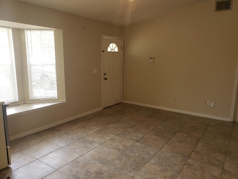 Entry - 9326 Bud Wood St