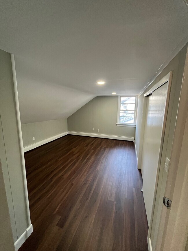 Building Photo - 215 Knight St