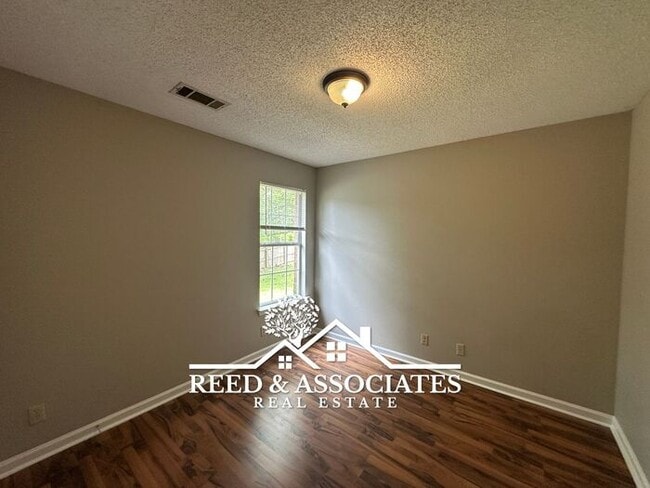 Building Photo - Charming Home Located on Large Corner Lot!