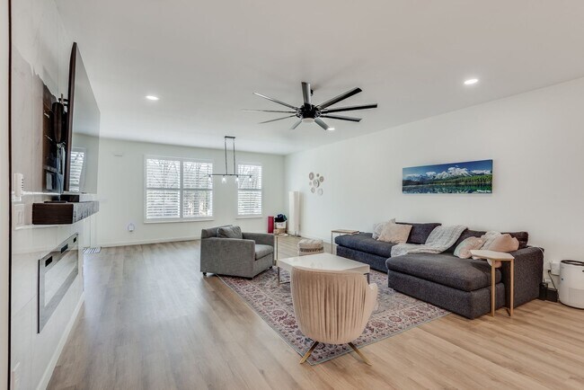 Building Photo - Gorgeous 3/3.5 Townhome Minutes From Downt...