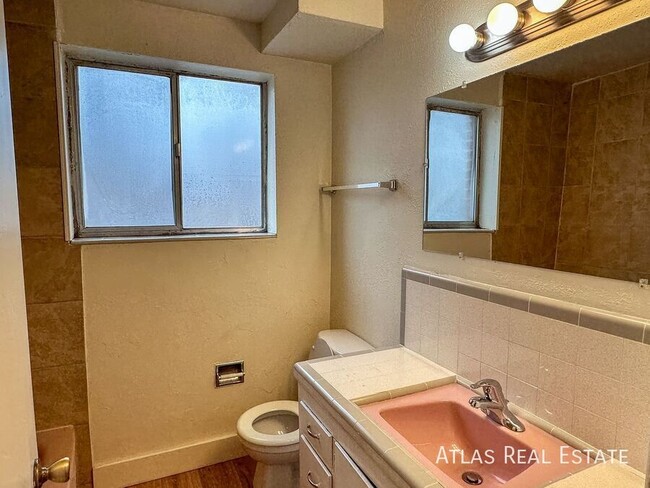 Building Photo - Cozy 1 Bedroom, 1 Bathroom Apartment | Off...