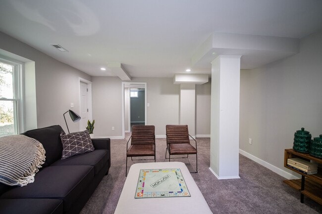 Building Photo - 3 Bedrooms, 2 Bathrooms on Colonial Avenue in Colonial Heights! Must SEE!!!