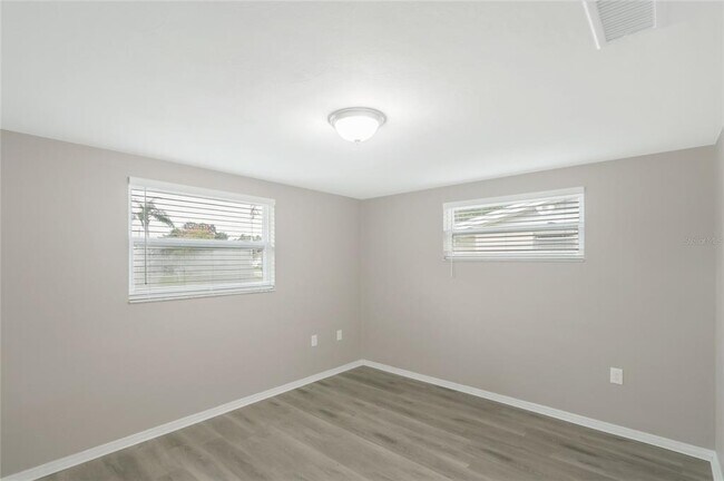 Building Photo - 5135 Kiwi Dr