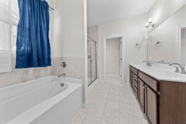 Building Photo - 5 bedroom 3.5 bath home in desired community