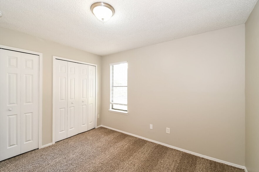 Building Photo - 9613 Villiers Dr N