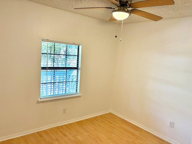 Building Photo - 1123 Christie Dr