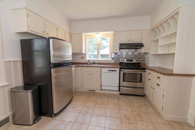 Building Photo - Near Northwest Neighborhood in South Bend 4 bedroom Craftsman style 2-story