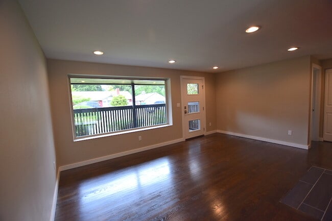 Building Photo - Modern 3 bed/1.75 bath in GREAT Shoreline location!!! AVAILABLE August 1st,2024