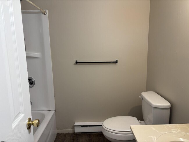 Building Photo - 409 Spruce Ave