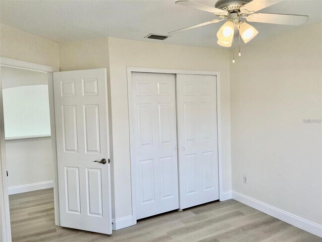 Building Photo - 844 W Charing Cross Cir