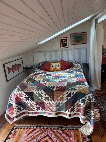 Queen bed - 60 Woodard Rd