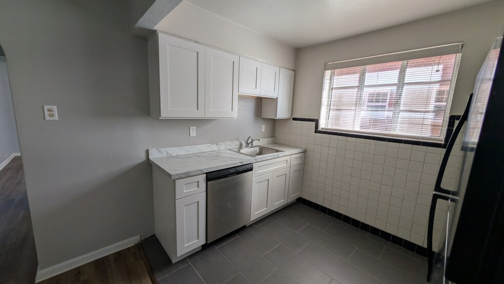 Building Photo - 5825 Sunshine Dr