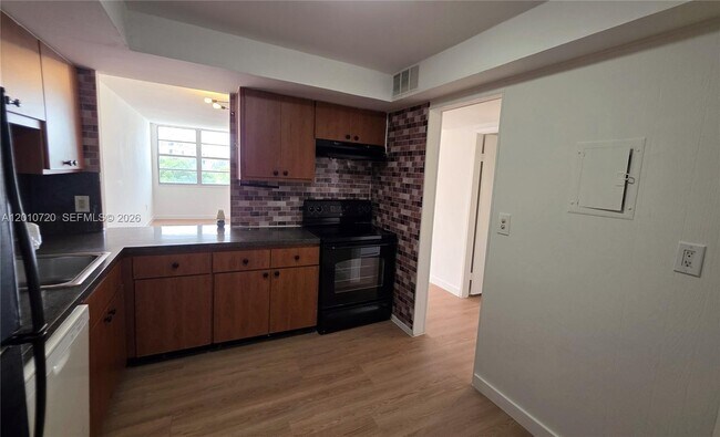 Building Photo - 1351 NE Miami Gardens Dr