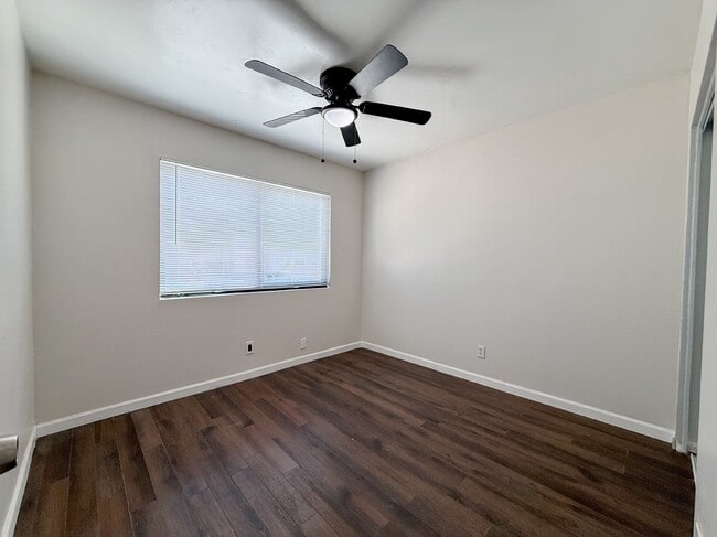 Building Photo - 5220 W Lynwood St