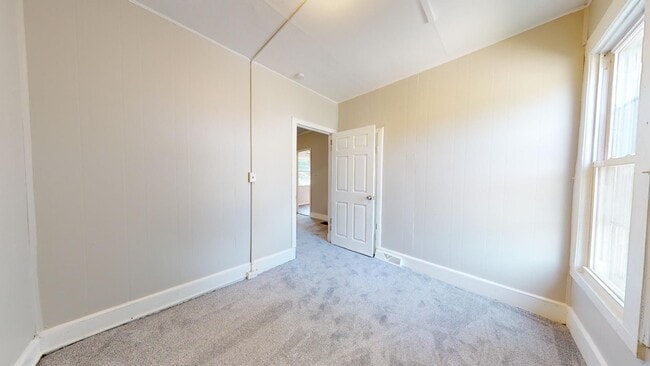 Building Photo - Huge 4 Bedroom Single Family House - almost 1500 SQ FT!