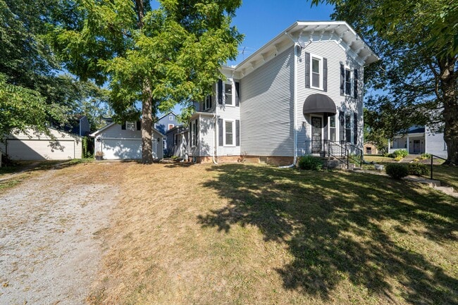 Building Photo - 150 N Oak St