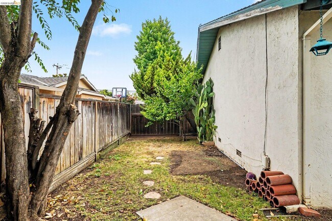 Building Photo - 1359 Anza Way