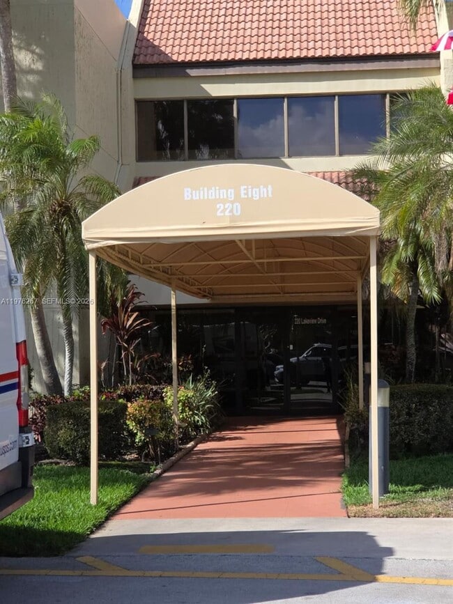 Building Photo - 220 Lakeview Dr