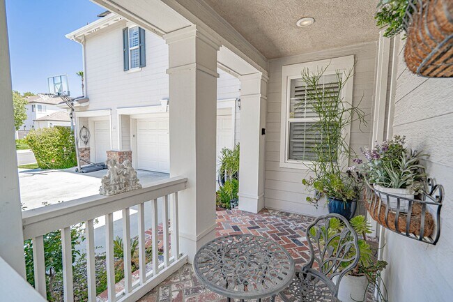 Building Photo - Expansive 5-Bedroom Home with Spa & Solar ...