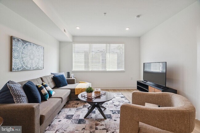 Building Photo - 1419 W Grange Ave