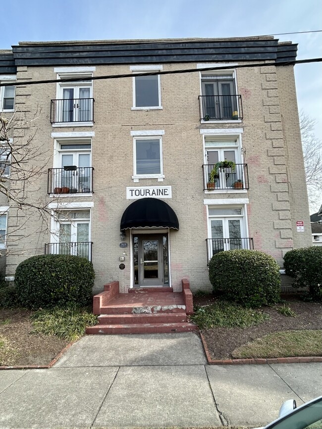 Building Photo - 3020 Colonial Ave