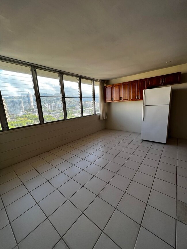 Building Photo - Studio unit at Holiday Manor AVAILABLE SEP...