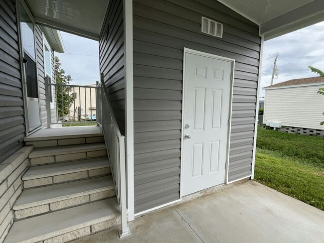 Building Photo - 17100 Tamiami Trl