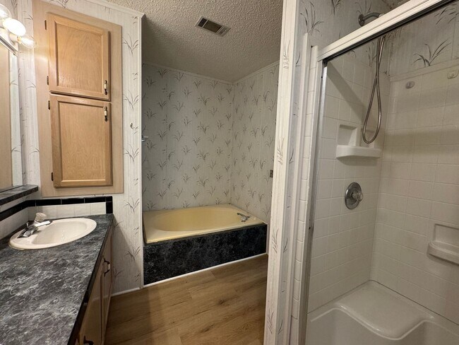 Building Photo - 2 Bedroom / 2 Bath Mobile Home with Office/Flex Space – Suwannee County (16th Street)