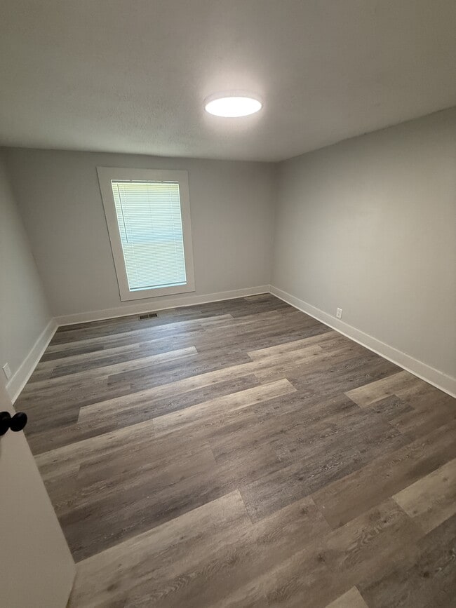 Building Photo - 537 37th Terrace W