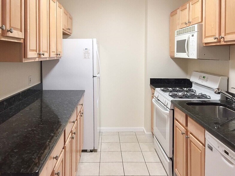 Building Photo - 33 Pond Ave