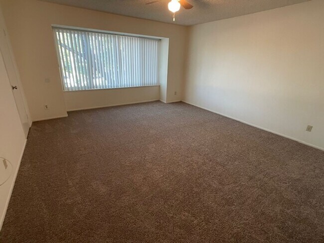 Building Photo - Moorpark 3 bed 2.5 bath Townhome close to Moorpark College