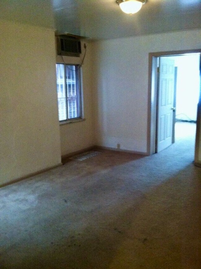 Building Photo - *** Apartments in South Oakland * Pet Friendly * Spacious & Renovated * Walk to Pitt * Available ...