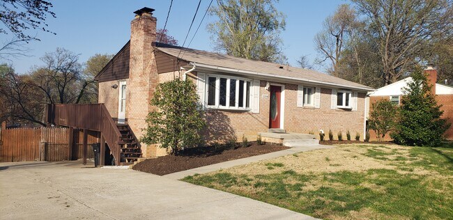 Building Photo - 1104 Broadview Rd