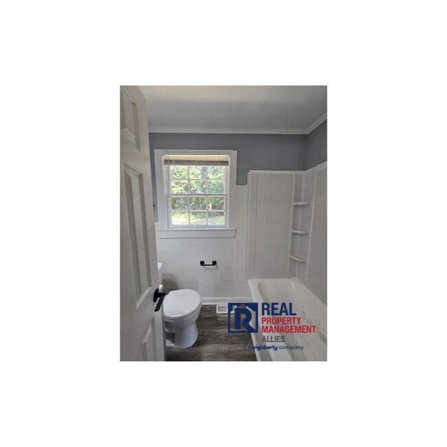 Building Photo - Fully Renovated and 10 minutes to downtown...