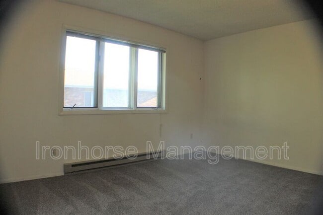 Building Photo - 809 W Villard St