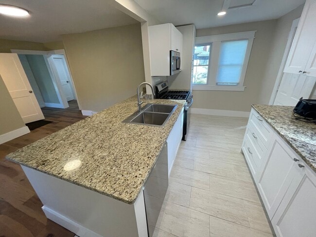 Building Photo - 2 bd, 1 ba house just east of downtown, co...