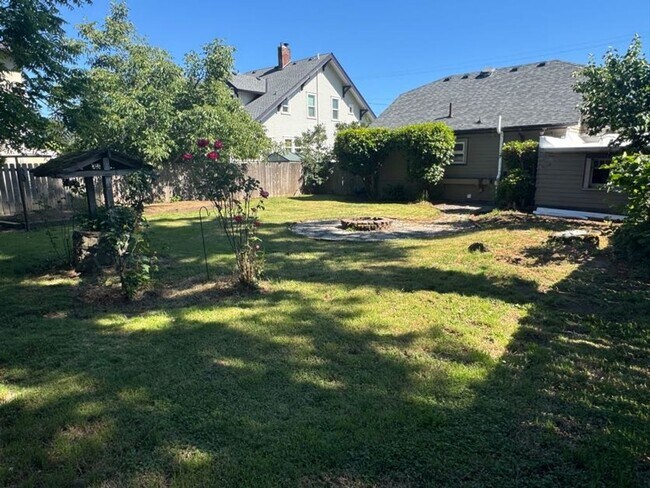 Building Photo - Charming 1920's Home with Large Backyard